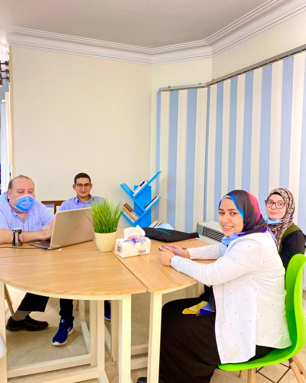 حاضرون يعملون معًا في مجموعات